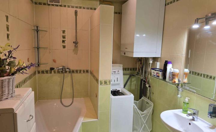 Na prenájom po rekonštrukcii 3-izbový byt 100 m2, v rodinnom dome pre 3 študentky kúsok od centra, Oblúková ulica, Trnava. - fotografia 7