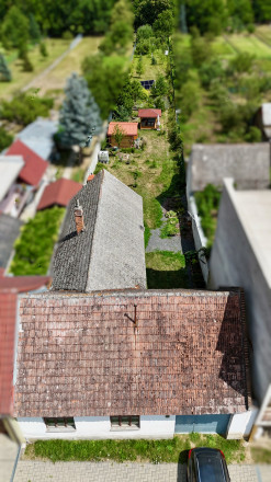 Na predaj SLNEČNÝ stavebný pozemok so starším rodinným domom v obci Kátlovce