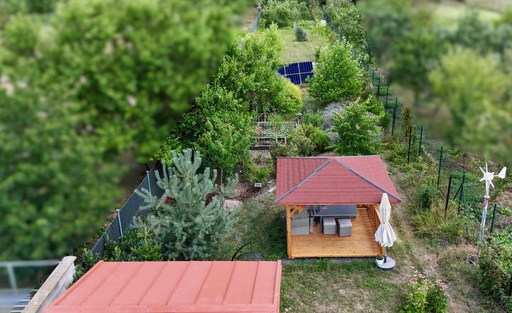 Na predaj SLNEČNÝ stavebný pozemok so starším rodinným domom v obci Kátlovce - fotografia 3
