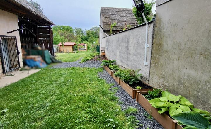 Na predaj SLNEČNÝ stavebný pozemok so starším rodinným domom v obci Kátlovce - fotografia 5