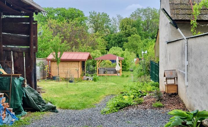 Na predaj SLNEČNÝ stavebný pozemok so starším rodinným domom v obci Kátlovce - fotografia 4