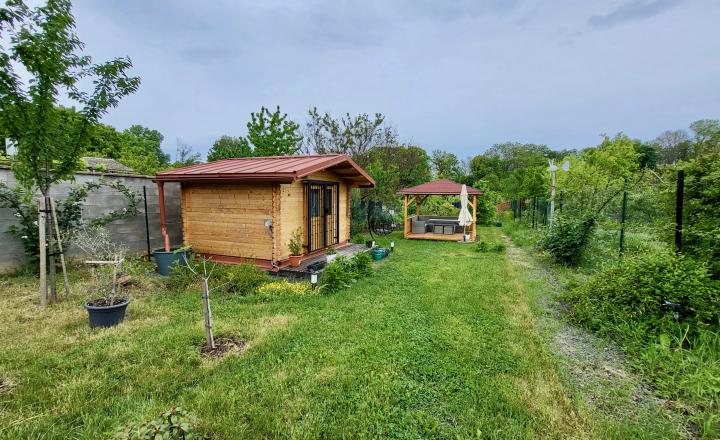 Na predaj SLNEČNÝ stavebný pozemok so starším rodinným domom v obci Kátlovce - fotografia 6