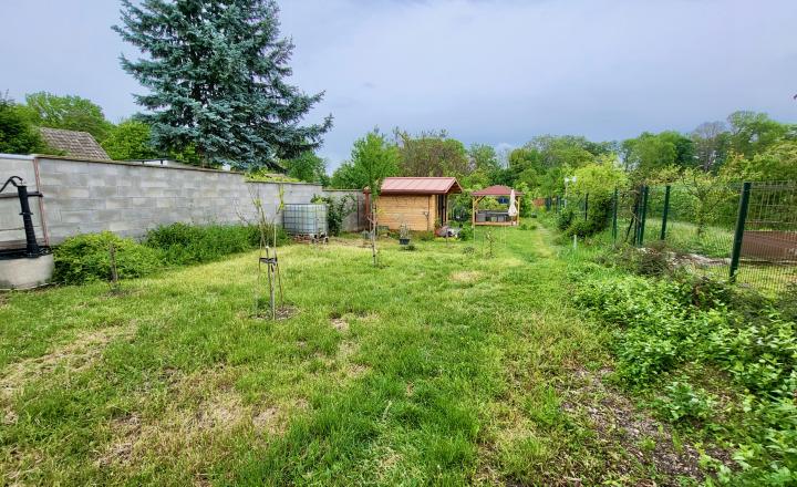 Na predaj SLNEČNÝ stavebný pozemok so starším rodinným domom v obci Kátlovce - fotografia 7