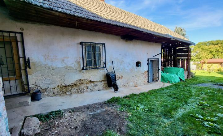 Na predaj SLNEČNÝ stavebný pozemok so starším rodinným domom v obci Kátlovce - fotografia 10