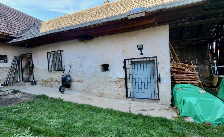 Na predaj SLNEČNÝ stavebný pozemok so starším rodinným domom v obci Kátlovce - fotografia 11