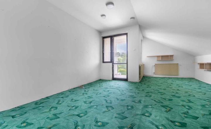 REALFINANC – 100% aktuálny! 35 ročný - 5 izbový rodinný dom s garážou, pozemok 692 m2, Opoj ! - fotografia 6