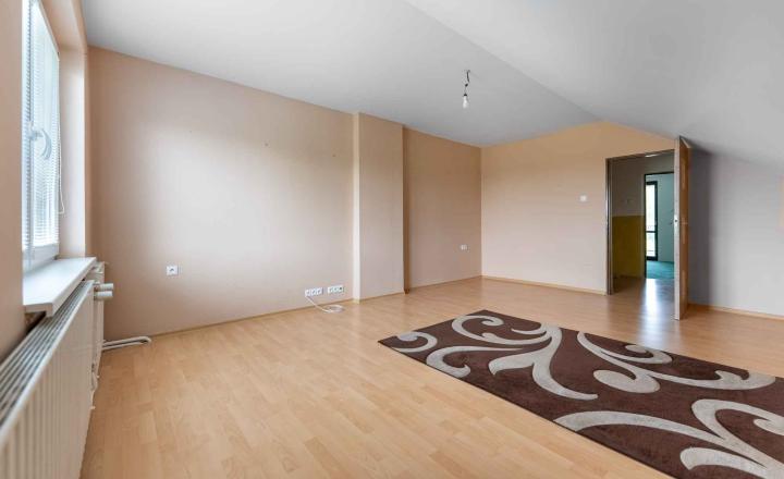REALFINANC – 100% aktuálny! 35 ročný - 5 izbový rodinný dom s garážou, pozemok 692 m2, Opoj ! - fotografia 10