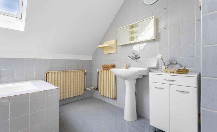REALFINANC – 100% aktuálny! 35 ročný - 5 izbový rodinný dom s garážou, pozemok 692 m2, Opoj ! - fotografia 13