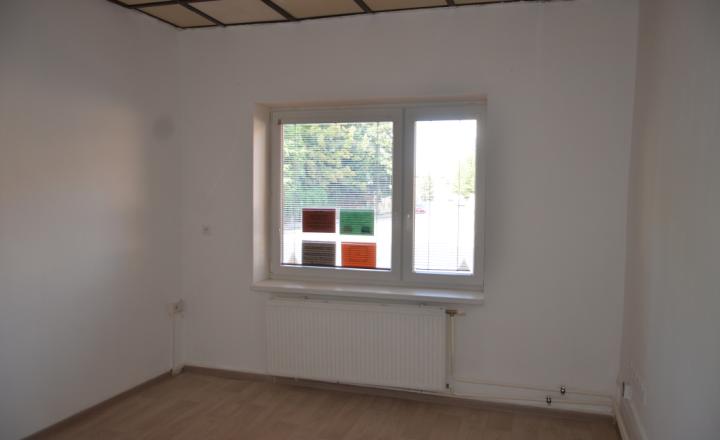 REALFINANC – 100% aktuálny! prenájom komerčný priestor s výmerou 14,79 m² na Jerichovej ulici v Trnave ! - fotografia 1