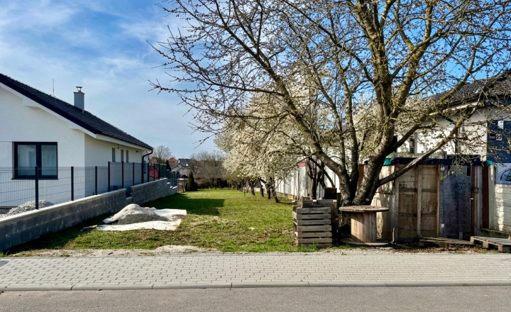 Na predaj slnečný stavebný pozemok o rozlohe 534m2, všetky IS, Záhumenská ul. Veľké Kostoľany - fotografia 1