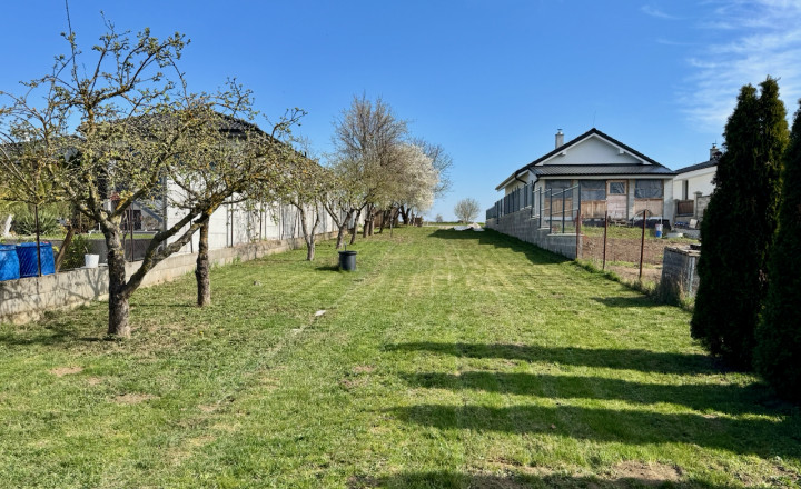 Na predaj slnečný stavebný pozemok o rozlohe 534m2, všetky IS, Záhumenská ul. Veľké Kostoľany - fotografia 2