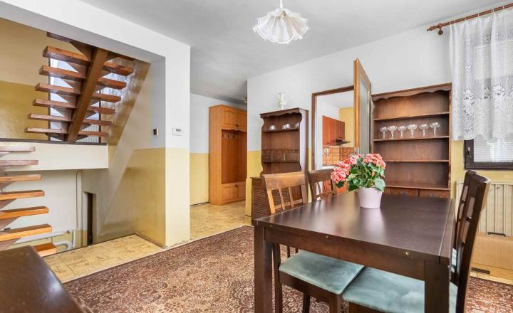 REALFINANC – 100% aktuálny! 35 ročný - 5 izbový rodinný dom s garážou, pozemok 692 m2, Opoj ! - fotografia 3