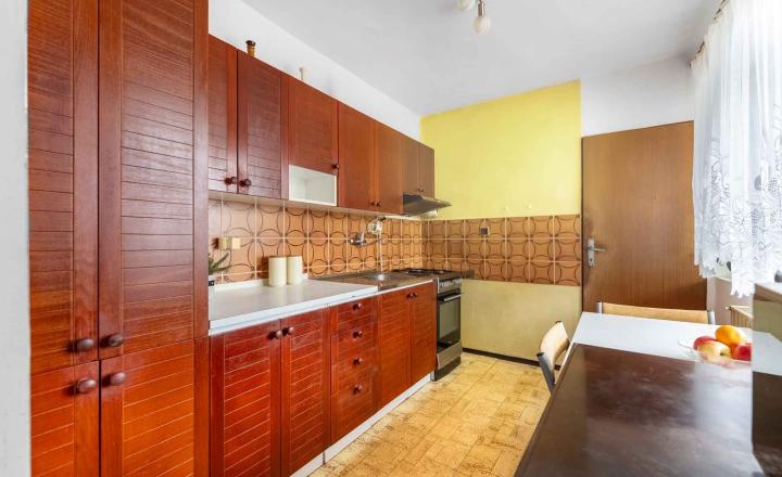 REALFINANC – 100% aktuálny! 35 ročný - 5 izbový rodinný dom s garážou, pozemok 692 m2, Opoj ! - fotografia 5