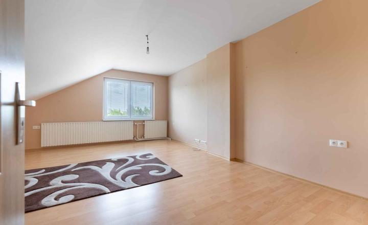 REALFINANC – 100% aktuálny! 35 ročný - 5 izbový rodinný dom s garážou, pozemok 692 m2, Opoj ! - fotografia 9