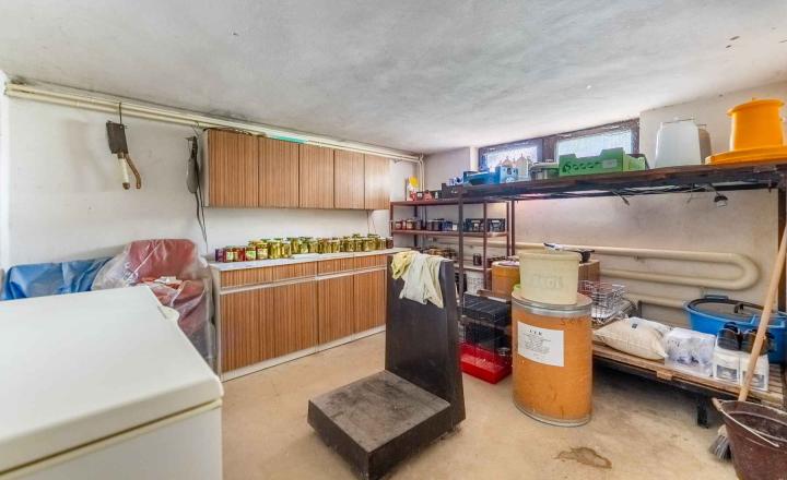 REALFINANC – 100% aktuálny! 35 ročný - 5 izbový rodinný dom s garážou, pozemok 692 m2, Opoj ! - fotografia 19