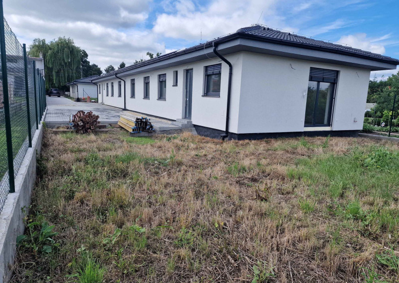 100% aktuálny ! Novostavba 4 izbový Rodinný Dom, 3x parkovacie miesto, pozemok 582 m2, fotovoltaika, Hrnčiarovce nad Parnou !