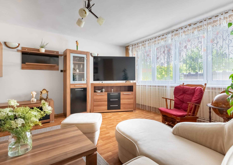 REALFINANC – 100% aktuálny! 35 ročný - 5 izbový rodinný dom s garážou, pozemok 692 m2, Opoj !